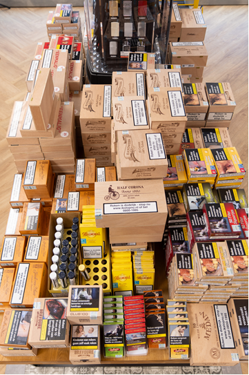 Sigarendisplay-tafel met houten dozen bij Dolf's