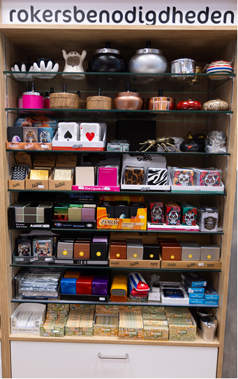 Winkelinterieur met Zippo-toren en IQOS-banner